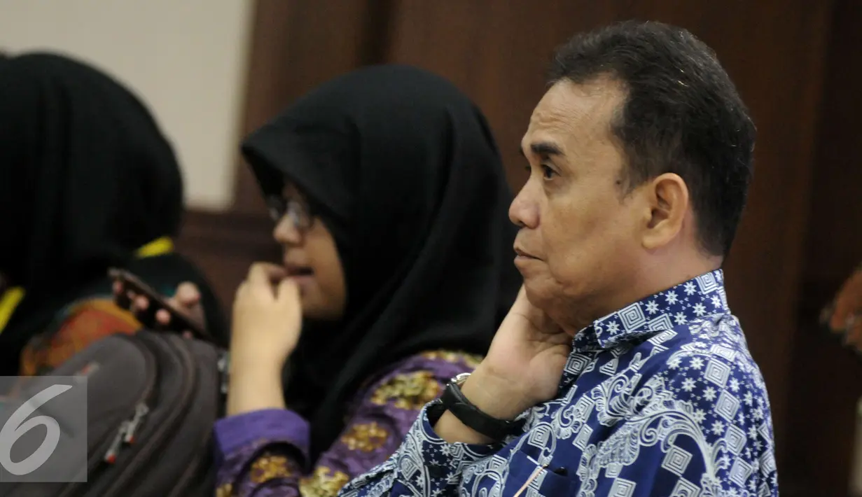 Edy Nasution saat menunggu sidang di Pengadilan Tipikor, Jakarta (8/12). Edy terbukti menerima suap dari beberapa perkara dan telah sah menerima uang sebesar Rp 1 miliar dalam bentuk dolar Singapura.  (Liputan6.com/Helmi Affandi)