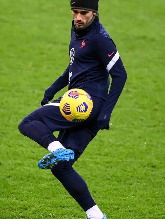 Penyerang Prancis, Antoine Griezmann mengontrol bola selama mengikuti sesi latihan di stadion Stade de France di Saint-Denis, Paris (16/11/2020). Prancis akan menghadapi Swedia pada matchday Grup A3 UEFA Nations League 2020/21 di Stade de France, Saint-Denis, Paris. (AFP/Franck Fife)