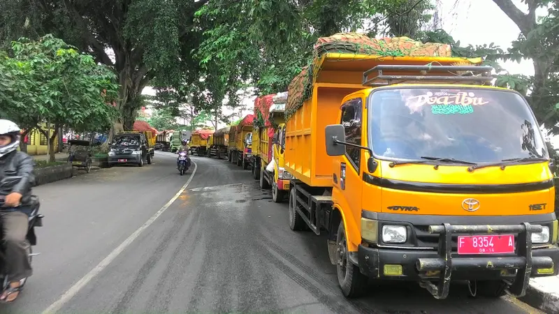 truk sampah dihadang warga