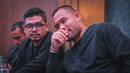 Bambang Pamungkas (kiri) dan Andritany Ardhiyasa sedang membicarakan sesuatu di dalam acara perayaan Hari Ulang Tahun Persija ke-96 di Trinity Tower, Jakarta, Kamis (28/11/2024). (Bola.com/Abdul Aziz)