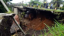 Kamis (24/7/14) dini hari, fondasi jembatan Cibaruyan di Kampung Cianda, Ciamis, Jawa Barat ambrol. (ANTARA FOTO/Adeng Bustomi)