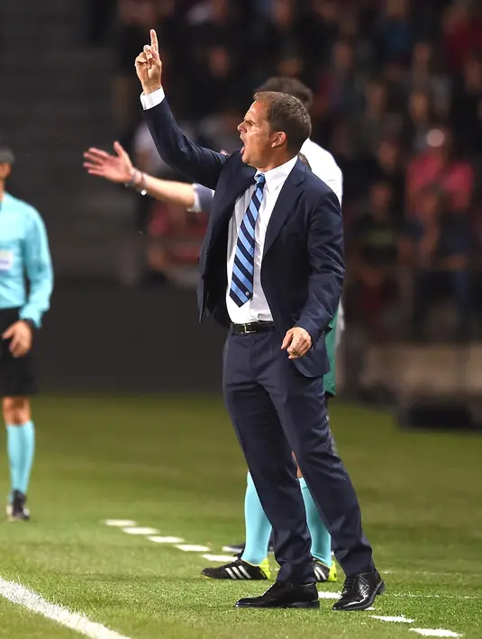 Gaya pelatih Inter Milan, Frank de Boer memotifasi pemain saat melawan Sparta Praha pada laga kedua Grup K Liga Europa di Generali Arena, Jumat (30/9/2016) dini hari WIB. Inter Milan Kalah 1-3. (EPA/Filip Singer)