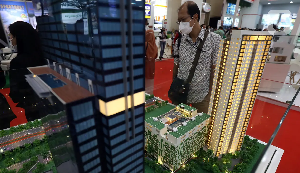 Pengunjung melihat maket hunian yang dipamerkan dalam pameran Indonesia Properti Expo di Jakarta Convention Centre, Jakarta, Minggu (15/5/2022). Tahun ini, Indonesia Property Expo atau IPEX 2022 menargetkan mayoritas konsumen dari kaum milenial dan first-home buyers dan menghadirkan lebih dari 225 proyek properti dari pengembang pilihan. (Liputan6.com/Johan Tallo)