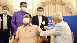 PM Thailand Prayuth Chan-ocha menerima tahap pertama vaksin Covid-19 AstraZeneca di Gedung Pemerintahan di Bangkok, Thailand (16/3/2021). Sebelumnya, Prayuth dan anggota kabinet lainnya telah dijadwalkan untuk mendapatkan suntikan pada Jumat (12/3). (Government Spokesman Office via AP)