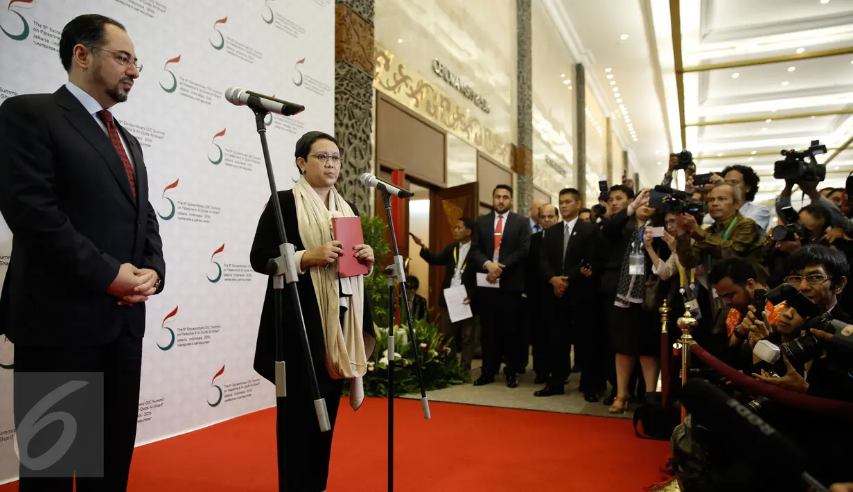 Menlu Afghanistan, Salahuddin Rabbani (kiri) dan Menlu RI, Retno Marsudi menggelar preskon di sela pertemuan KTT LB OKI di Jakarta, Minggu (6/2/2016). Indonesia dan Afganistan membahas proyek Indonesian Islamic Center (IIC) (Liputan6.com/Faizal Fanani)