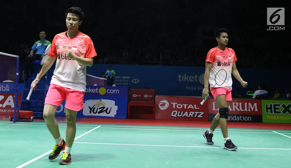 Ganda campuran Indonesia, Tontowi Ahmad/Liliyana Natsir saat melawan Yugo Kobayashi/Misaki Matsumoto (Jepang) pada 16 besar Indonesia Open 2018 di Istora GBK, Jakarta, Kamis (5/7). Tontowi/Liliyana unggul 23-21, 21-19. (Liputan6.com/Helmi Fithriansyah)