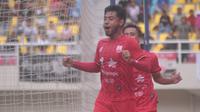 Pemain Persis Solo, Syahroni merayakan gol yang dicetaknya ke gawang Semen Padang di Stadion Manahan, Kamis (5/3/2020). (Bola.com/Vincentius Atmaja)