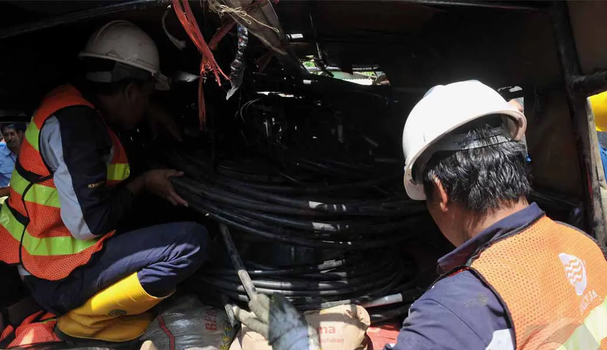 Sebanyak 5 pipa ilegal sepanjang 500 meter dan digunakan dengan pompa yang cukup besar untuk menarik air tersebut, Pluit, Jakarta Utara, Kamis (22/5/2014) (Liputan6.com/Johan Tallo).