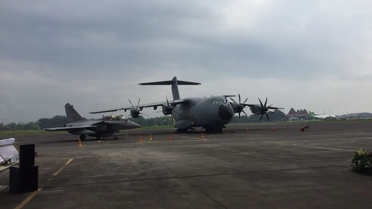 Enam pesawat milik Angkatan Udara Prancis (FASF - Frenc Air and Space Force) tiba di Lanud Halim Perdanakusuma, Jakarta, sejak Minggu (11/9/2022), (Liputan6.com/Teddy Tri Setio Berty).