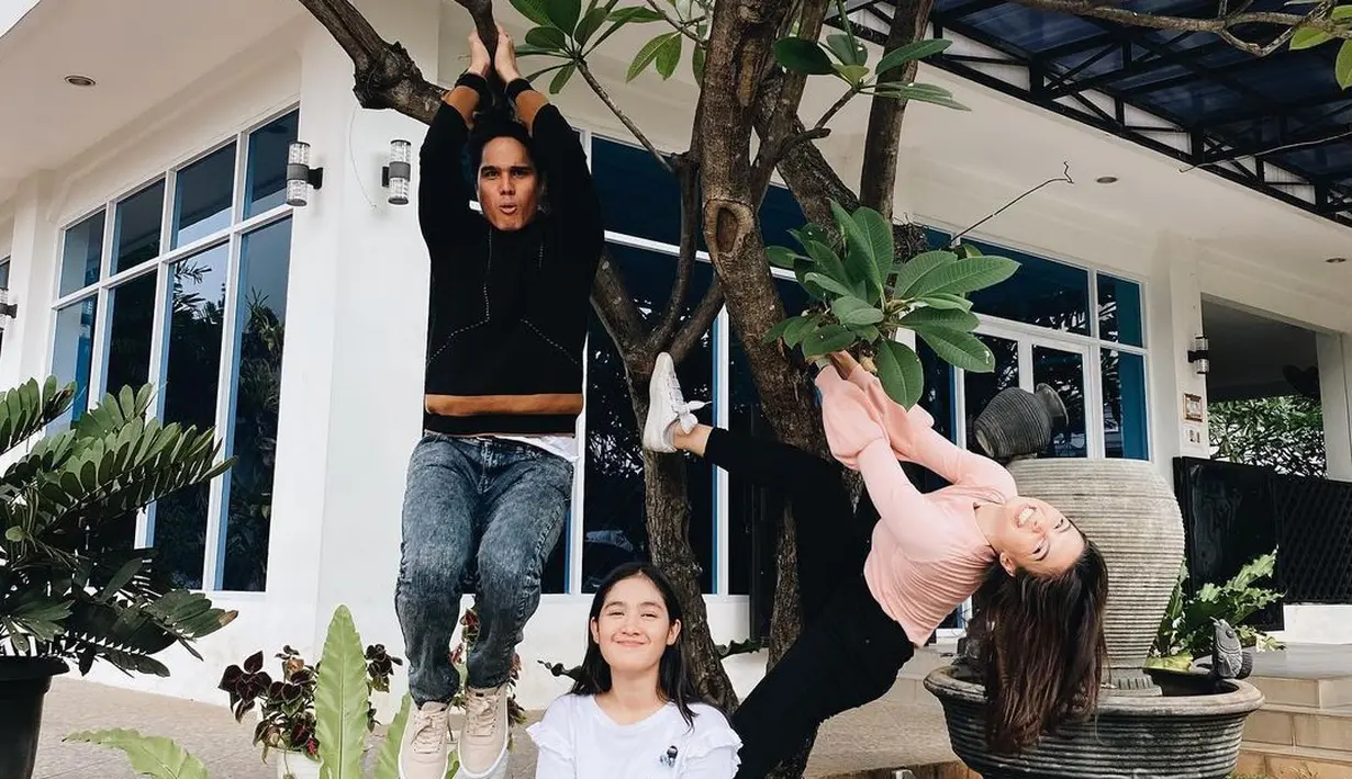 Mischa Chandrawinata yang berstatus jomblo sering dikabarkan cinlok. Mulai dari Cut Syifa hingga dengan Angela Gilsha. (FOTO: instagram.com/mischach)