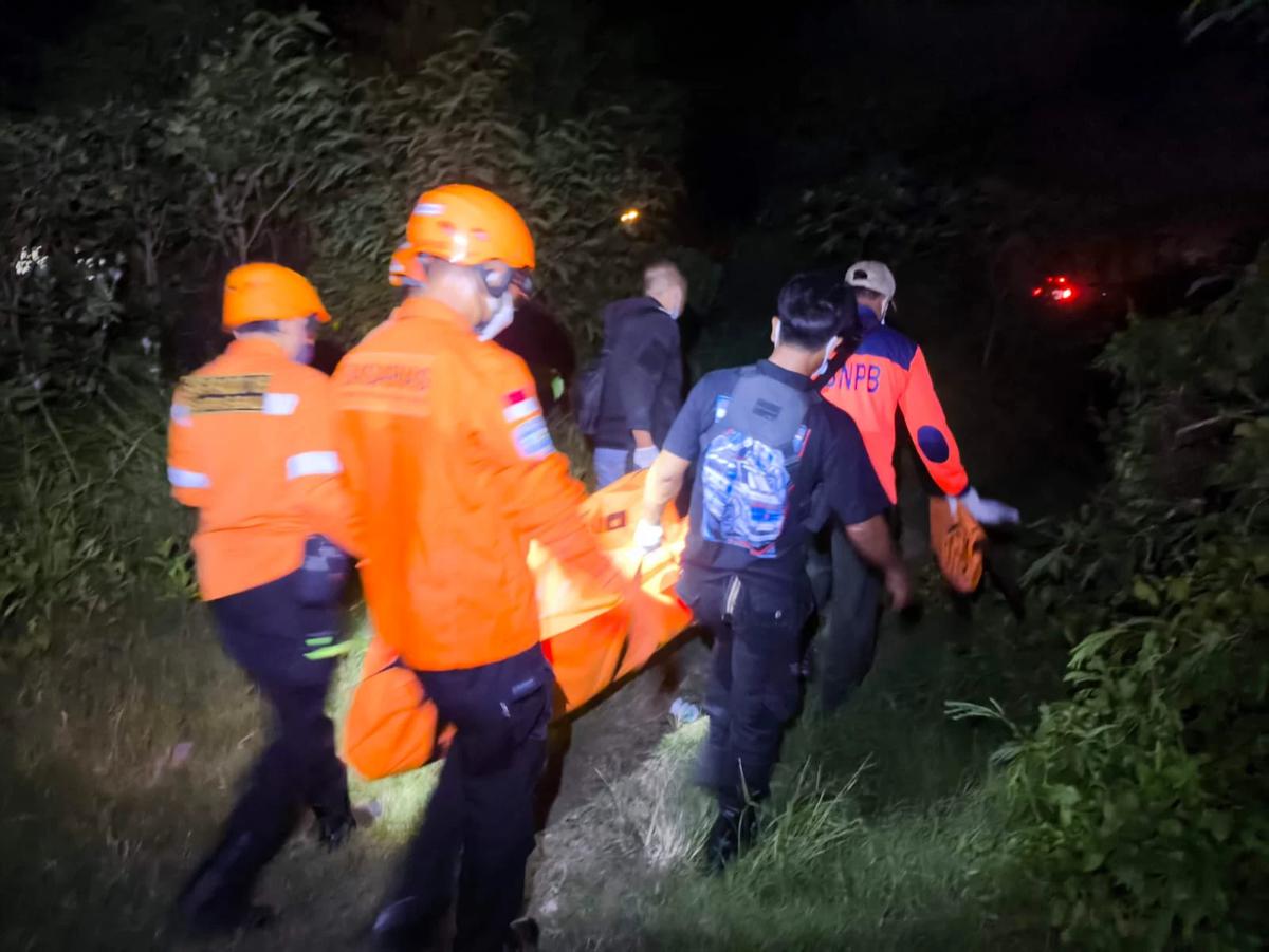 Seorang Pria Ditemukan Tewas Membusuk dan Tergantung di Pohon, Lehernya Nyaris Terlepas dari Badan