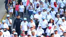 Ratusan peserta terlihat rapih saat berjalan santai menuju Bundaran HI , Jakarta, Minggu (8/11/2015). Acara ini digelar Kemkominfo untuk mengenang jasa para pahlawan telekomunikasi Indonesia. (Liputan6.com/Faisal R Syam) 