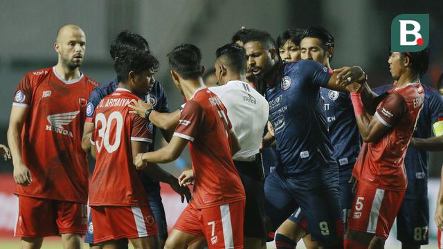 Foto: Tensi Tinggi Kala Arema FC Berhadapan Dengan PSM Makassar di Ajang BRI Liga 1