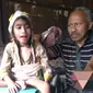 Aya Koarolina Kriss Niken, bocah putri berusia 9 tahun menderita lumpuh sejak lahir., didampungi ayah nya. (Foto Itimewa)
