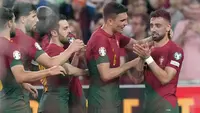 Timnas Portugal sukses meraih tiga poin penuh setelah menghajar Bosnia Herzegovina 3-0 pada laga matchday ketiga Grup J Kualifikasi Euro 2024 di Luz Stadium, Lisbon, Portugal, Minggu (18/6/2023) dini hari WIB. Dua pemain yang mentas bersama klub asal Manchester, Bernardo Silva (Manchester City) dan Bruno Fernandes (Manchester United) menjadi bintang kemenangan dalam laga tersebut. Bernardo Silva menyumbang satu gol, sementara Bruno Fernandes berjasa mencetak dua gol dan satu assist. Dengan hasil ini Portugal sementara kukuh di puncak klasemen Grup J dengan 9 poin hasil dari sapu bersih 3 kemenangan dalam 3 laga. (AP Photo/Armando Franca)