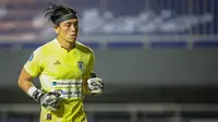 Kiper Persipura Jayapura, Gerri Martin Mandagi saat laga pekan pertama BRI Liga 1 2021/2022 melawan Persita Tangerang di Stadion Pakansari, Bogor, Sabtu (28/08/2021). Persipura kalah 1-2. (Bola.com/Bagaskara Lazuardi)