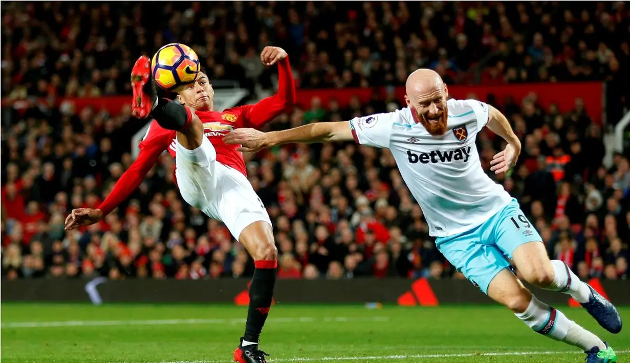 Pemain Manchester United, Jesse Lingard, berusaha menguasai bola dari kejaran pemain West Ham United, James Collins, pada laga pekan ke-13 Premier League di Old Trafford, Minggu (27/11/2016). (Reuters/Andrew Yates)