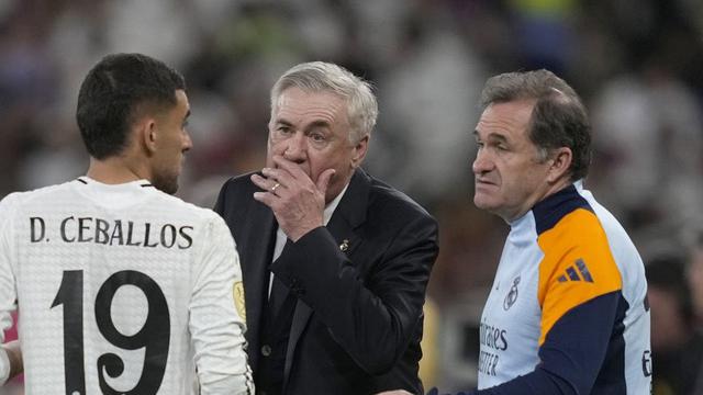 Carlo Ancelotti memberikan instruksi pada Dani Ceballos di laga lawan Barcelona, Minggu (13/01/2025). (c) AP Photo/Altaf Qadri