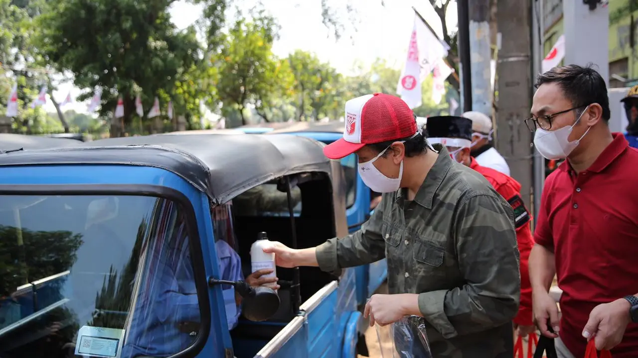 Distribusi ratusan bantuan berupa sembako, face shield dan hand sanitizer kepada supir bajaj.