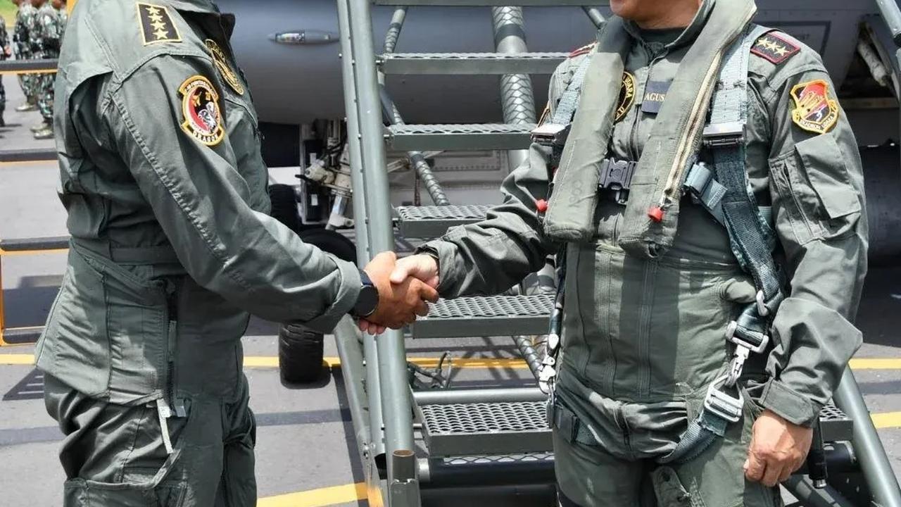 Terima Wing Kehormatan dari AU, Potret Gagah Panglima TNI Pose di Pesawat Tempur jadi Sorotan