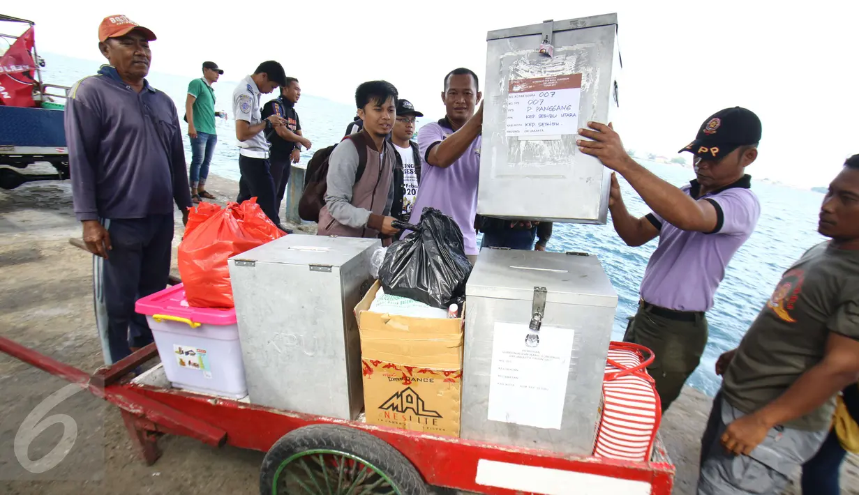 Sejumlah kotak suara disiapkan untuk simulasi Pemungutan Suara di Pulau Pramuka, Kepulauan Seribu, Jakarta, Sabtu (4/2). Simulasi dilakukan demi menjaga ke utuhan prosedur yang ditentukan KPU RI. (Liputan6.com/Helmi Afandi)