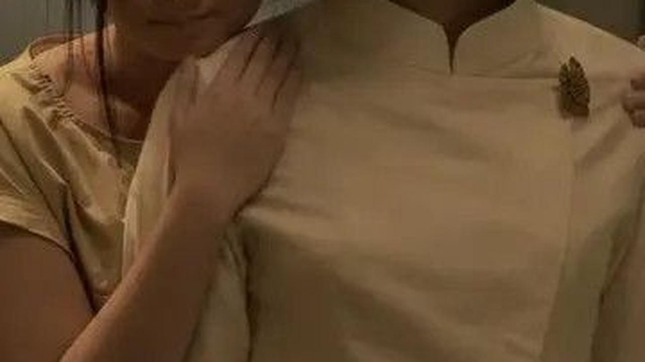 Dalam foto ini, Dian Sastro memukau dengan kebaya putih yang elegan, menghadirkan sentuhan klasik yang tak terlupakan pada siluet janggan yang biasanya gelap.