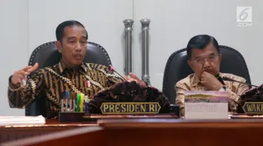 Presiden Joko Widodo atau Jokowi (kiri) didampingi Wakil Presiden Jusuf Kalla saat memimpin rapat terbatas (ratas) di Kantor Presiden, Jakarta, Senin (29/4/2019). Ratas membahas tindak lanjut rencana pemindahan ibu kota. (Liputan6.com/HO/Radi)