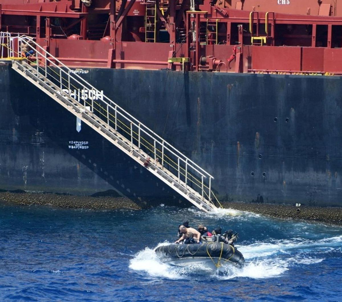 Angkatan Laut India mengungkapkan bahwa awak kapal MV Ruen sempat menyerah kepada para perompak yang berjumlah 35 orang.&nbsp;Foto: SpokespersonNavy via X /Handout via REUTERS<br>
