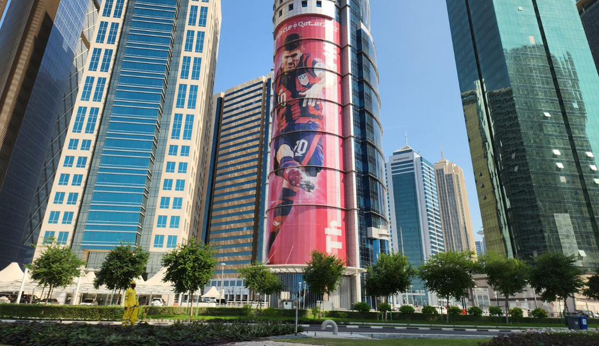 <p>Gambar pesepak bola Timnas Amerika Serikat, Christian Pulisic memenuhi salah satu gedung yang terletak di kota Doha, Qatar pada Jumat (19/11/2022). (Dok. SCM)</p>