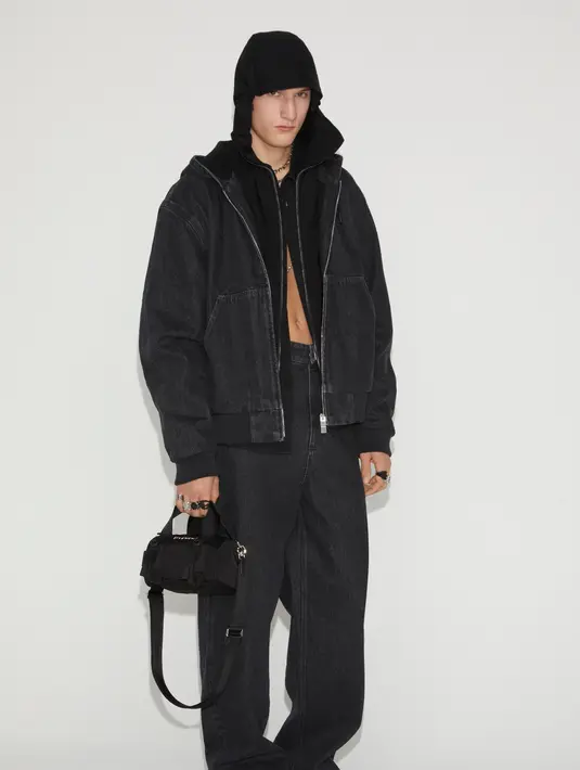 Tailored jacket dipadukan dengan denim atau military pants. Emblem Givenchy ditampakkan di atas kain tenun dengan teknik printing. [Foto: Document/Givenchy]