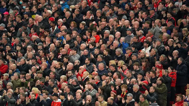 Foto: Aksi Sportivitas Tinggi Fans Liverpool, Nyanyikan You'll Never Walk Alone hingga Berikan Tribute untuk Ronaldo yang Sedang Berduka