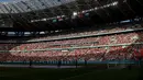 Penggemar sepak bola menghadiri pertandingan grup F Euro 2020 antara timnas Hungaria vs Portugal di stadion Ferenc Puskas, Budapest, Selasa (15/6/2021). Pertandingan yang dimenangkan oleh Portugal 3-0 itu dihadiri lebih dari 60.000 penonton atau kapasitas maksimal Stadion (BERNADETT SZABO/POOL/AFP)