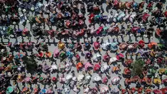 Pandangan udara pasangan menari mengikuti irama musik mariachi untuk memecahkan Rekor Dunia Guinness di Guadalajara, Meksiko, 24 Agustus 2019. Sebanyak 882 orang menari dengan kostum tradisional dalam upaya memecahkan rekor dunia untuk kategori tarian rakyat terbesar. (ULISES RUIZ/AFP)