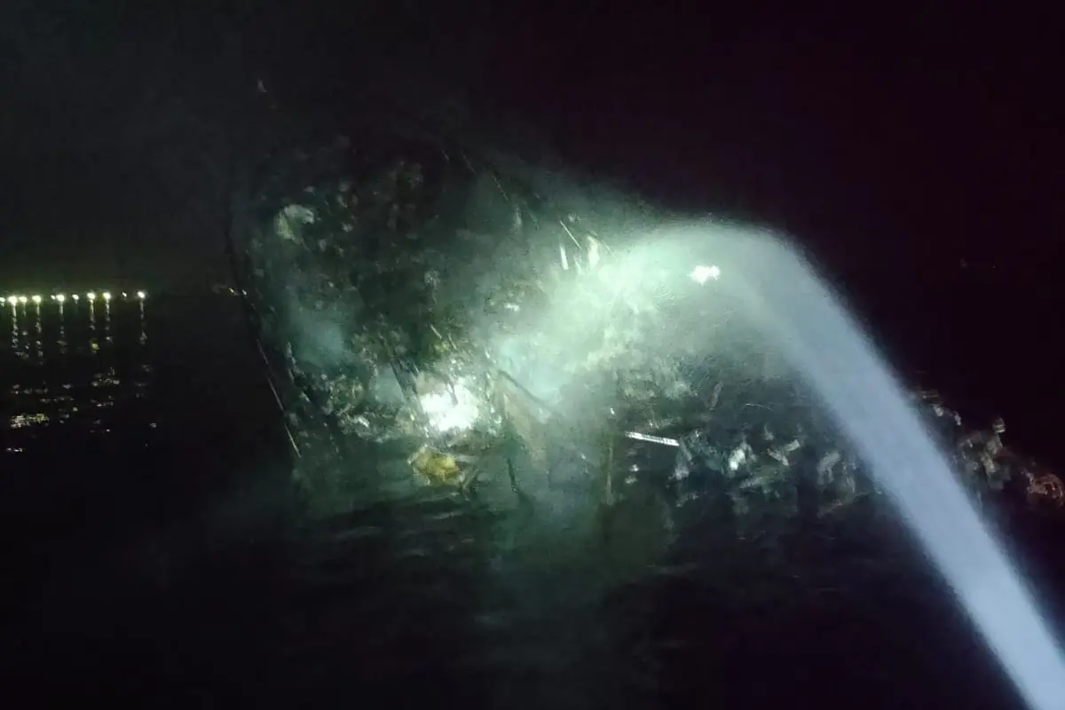 Petugas Pemadam Kebakaran saat memadamkan api di kapal pesiar yang mengalami kebakaran di Perairan Barat Pulau Pemagaran, Kelurahan Pulau Harapan Kecamatan Kepulauan Seribu Utara.