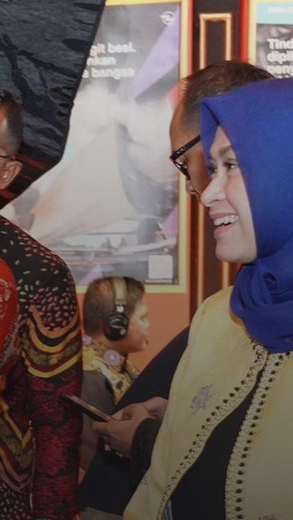 Evi dikenal dekat dengan beberapa publik figur. Sosok publik figur tersebut diantaranya, Sultan Djorghi, Annisa Trihapsari, Adelia Pasha, dan juga Pasha Ungu.