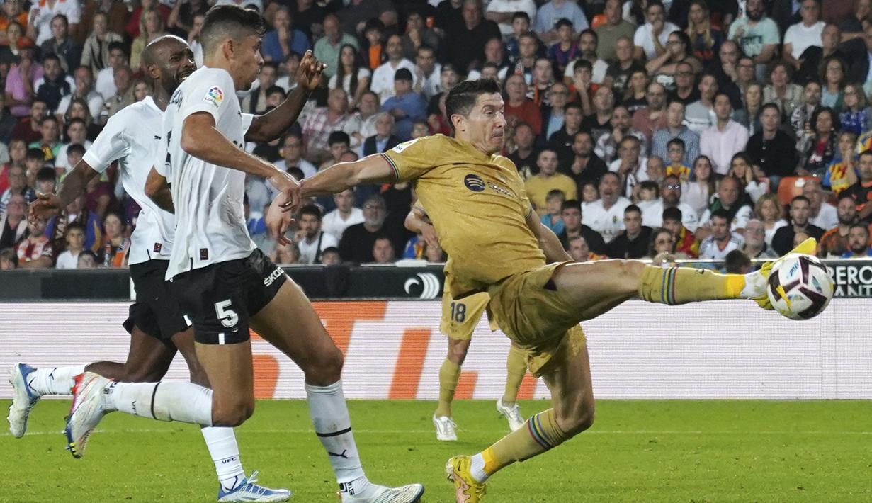 Robert Lewandowski tampil sangat baik dengan beberapa kali mengancam gawang Valencia. Bahkan ada percobaannya yang membentur tiang gawang Valencia. Performa gemilang Lewandowski di laga ini membuatnya terpilih sebagai man of the match versi voting Whoscored. Mereka memberikan rating 7,9 untuk permainannya. (AP Photo/Alberto Saiz)