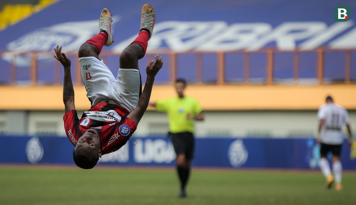 Pemain Persipura Jayapura, Yohanes Pahabol merayakan gol penyeimbang 2-2 ke gawang Madura United dalam laga pekan ke-6 BRI Liga 1 2021/2022 di Stadion Wibawa Mukti, Cikarang, Minggu (03/10/2021). (Bola.com/Bagaskara Lazuardi)