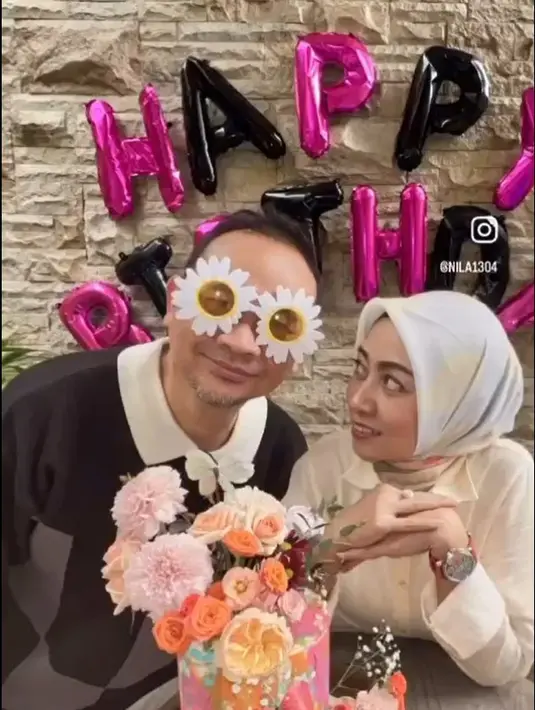 Sebagai komedian, Cak Lontong kerap bertingkah lucu. Momen saat perayaan ultah mengenakan kaca mata unik. [Instagram/caklontong]