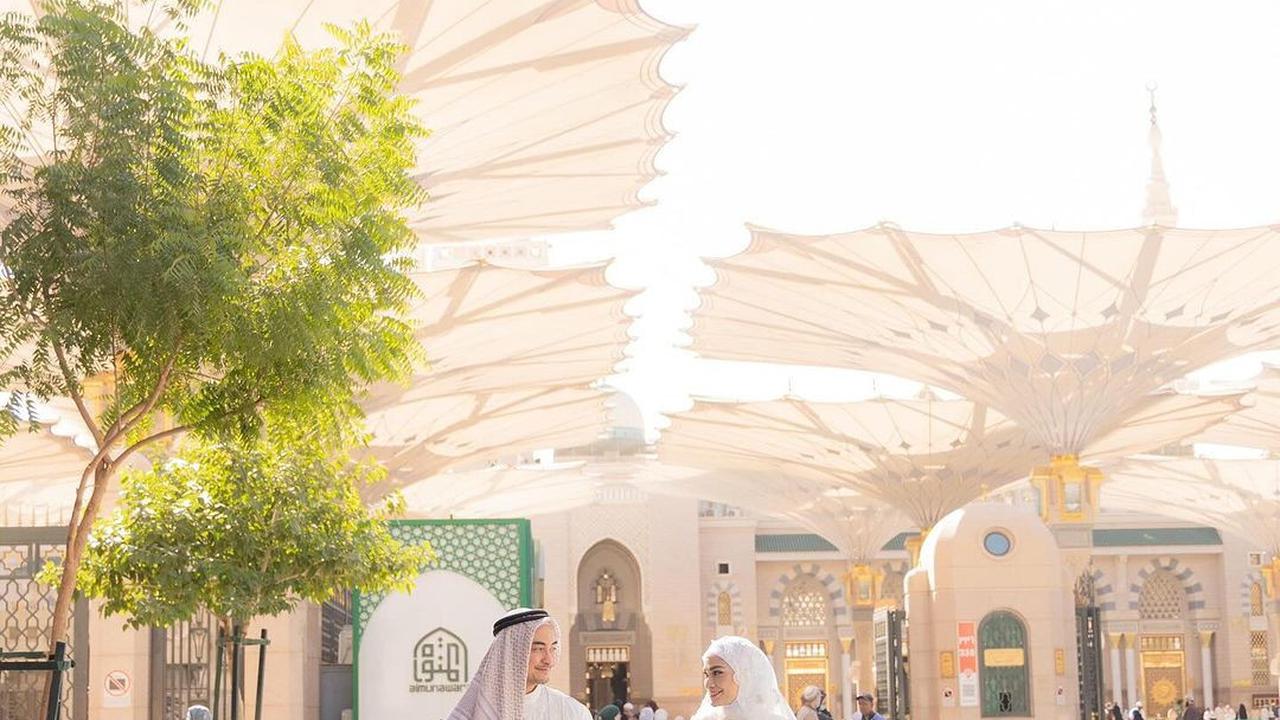 Momen Akad Nikah Zumi Zola dan Putri Zulhas di Masjid Nabawi Madinah