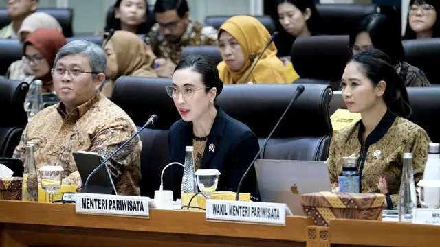 Menpar Widiyanti Putri Wardhana bersama Wamenpar Ni Luh Puspa beserta jajaran pejabat Kemenpar dalam rapat kerja Komisi VII DPR RI, 20 November 2024.  foto: Kemenpar