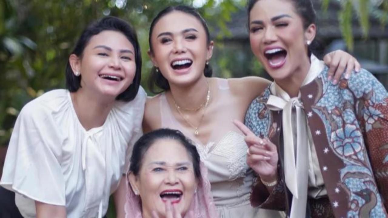 Momen Spesial Hari Ibu, 9 Artis Bagikan Liburan dan Kebahagiaan Bersama Ibu