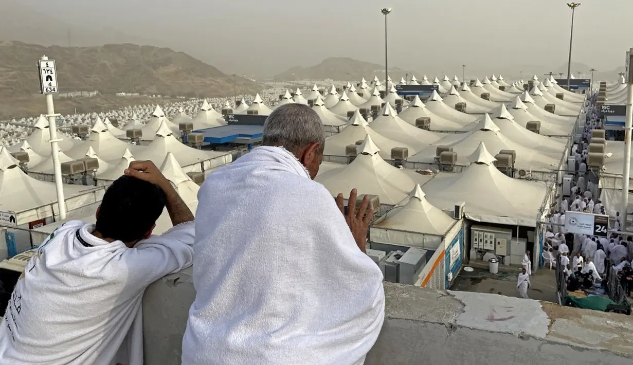 <p>Tenda-tenda itu akan digunakan untuk mabit atau bermalam selama 2-3 hari. (Aaref WATAD/AFP)</p>