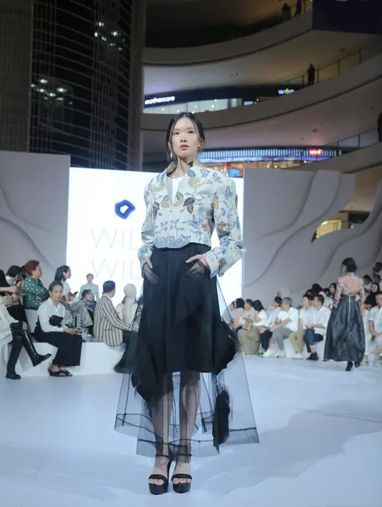 Total ada 15 potongan siap pakai seperti blazer, rok, kemeja, cropped shirt, cropped jacket, dan mantel yang kesemuanya dipadukan dengan busana siap pakai seperti kaus, celana, kemeja, dan rok dengan sentuhan pinwheel khas Wilsen.  [Dok/Fimela/Bambang E. Ros]