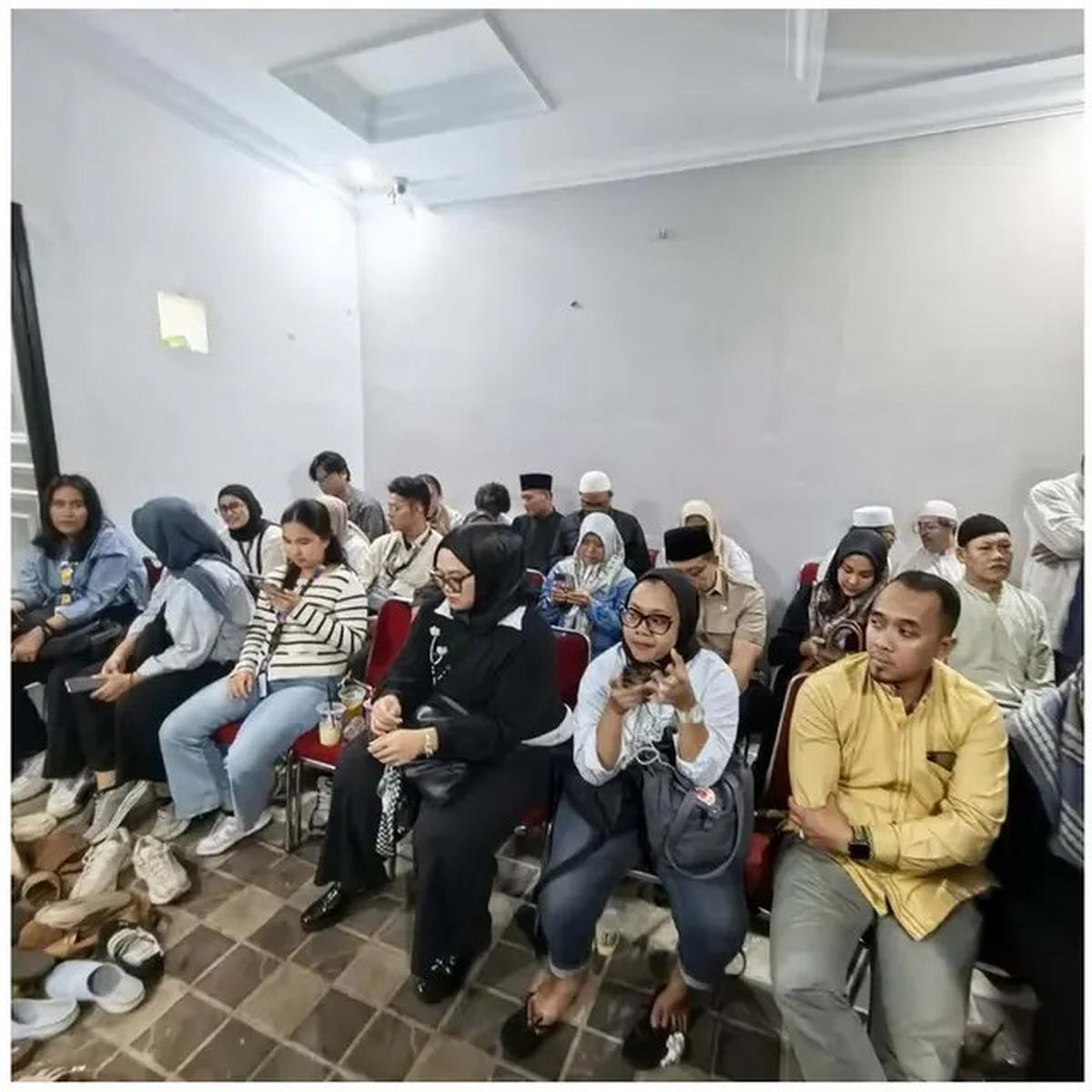 7 Potret Rumah Mpok Alpa Dipadati Ribuan Jemaah saat Tahlilan 7 Hari, Penuh Haru