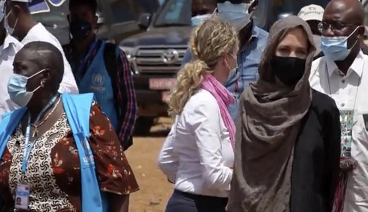 Aktris Angelina Jolie, utusan khusus PBB untuk pengungsi (UNHCR), saat mengunjungi kamp Goudebou, utara Burkina Faso, pada 20 Juni 2021. Angelina Jolie mengunjungi kamp itu sebagai bagian dari perannya sebagai duta organisasi pengungsi Perserikatan Bangsa-Bangsa (PBB), UNHCR. (AP Photo)