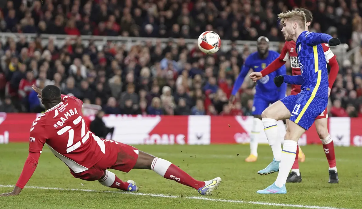 Bek Middlesbrough, Sol Bamba berusaha menghalangi penyerang Chelsea, Timo Werner untuk mencetak gol selama pertandingan perempat final Piala FA di Stadion Riverside, di Middlesbrough, Inggris, Minggu (20/3/2022). Chelsea menang atas Middlesbroug  2-0. (AP Photo/Jon Super)
