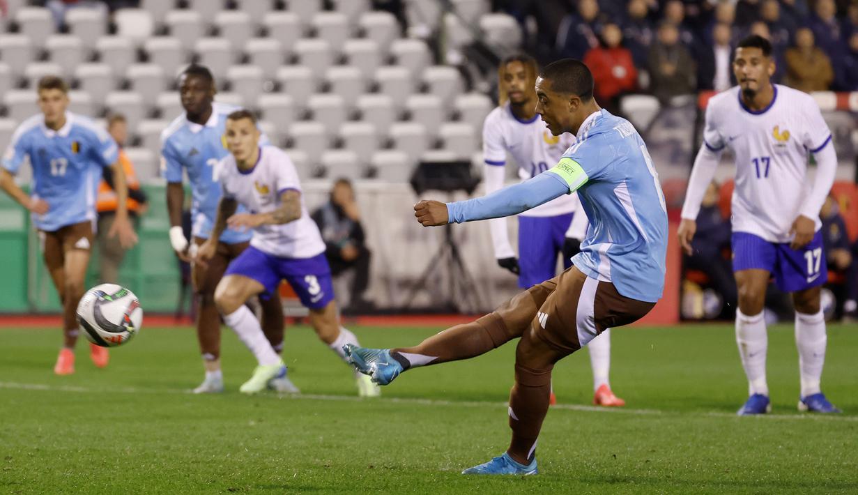 Pemain Belgia, Youri Tielemans mengeksekusi tendangan penalti ke gawang Prancis pada laga lanjutan UEFA Nations League A grup 2 yang berlangsung di King Baudouin stadium, Brussels, Belgia, Selasa (15/10/2024) dini hari WIB. (AP Photo/Geert Vanden Wijngaert)