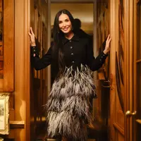 Aktris Amerika yang dinominasikan sebagai Aktris Utama dalam film The Substance ini tampil elegan dengan jaket tweed hitam berkilau yang dihiasi bulu dalam gradasi warna, dipadukan dengan rok senada dari koleksi Spring-Summer 2025 Ready-to-Wear. [Dok/CHANEL].