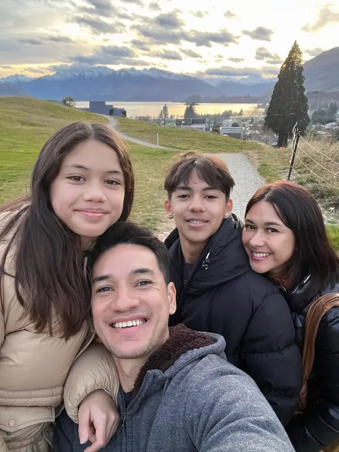 6 Outfit Musim Dingin Nana Mirdad yang Fashionable Saat Liburan di New Zealand