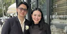 Amanda Manopo hadir bersama suaminya, Kenny Austin yang didapuk menjadi groomsmen. Amanda Manopo tampil dengan long dress hitam spaghetti strap ditutup kain sheer hitam. Kenny tampil gagah mengenakan setelan jas hitam hitam. [@harinisondakh]